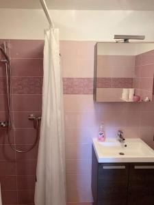 een badkamer met een douchegordijn en een wastafel bij Holiday Apartment in Nerezine