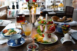 una mesa cubierta con platos de comida y bebida en Aparthotel Domizil en Borkum