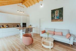 sala de estar con sofá y mesa en Apartamento Alicante, en Montemor-o-Novo