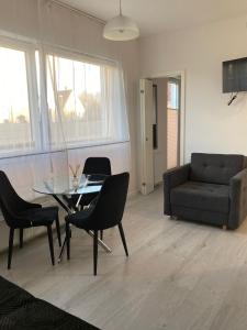 salon ze stołem, krzesłami i kanapą w obiekcie Apartamenty Przygodna Park w Szczecinie