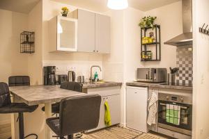 uma cozinha com mesa e cadeiras num quarto em Superbe appartement entre Paris et Disneyland em Gagny