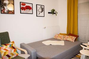 a small room with a bed and a chair at Superbe appartement entre Paris et Disneyland in Gagny