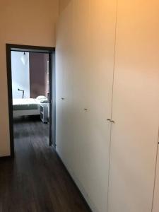 Ένα ή περισσότερα κρεβάτια σε δωμάτιο στο Mooi appartement op wandelafstand van het strand.