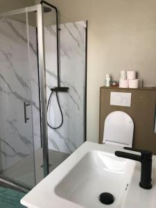 Ένα μπάνιο στο Mooi appartement op wandelafstand van het strand.