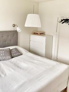 Postel nebo postele na pokoji v ubytování Familjevänligt hus med pool och tennisbana + 7 fotografií
