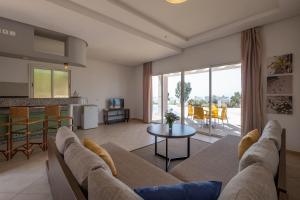 ein Wohnzimmer mit einem Sofa und einem Tisch in der Unterkunft Lunja Village - Agadir in Taghazout