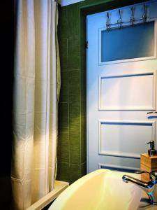baño con lavabo blanco y puerta en Apartamenty Świerkowa 10, en Buczkowice 29 fotos más