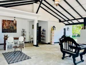 Posezení v ubytování Hotel Sigiriya Kele