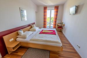 Postel nebo postele na pokoji v ubytování Gästehaus Kleeberger