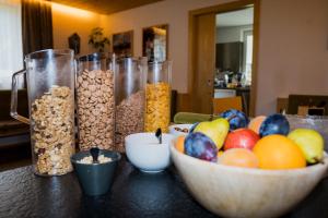 uma mesa coberta com tigelas de frutas e nozes em Haus Vilgrassa em Sankt Gallenkirch