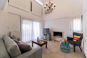Televízia a/alebo spoločenská miestnosť v ubytovaní Sapphire Blue Villa + 27 fotografií