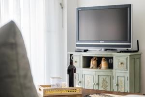 Televízia a/alebo spoločenská miestnosť v ubytovaní Sapphire Blue Villa