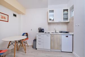 Kuchyň nebo kuchyňský kout v ubytování Appartment Ksenija 2