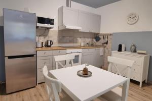Kuchyňa alebo kuchynka v ubytovaní VAR17 Apartman