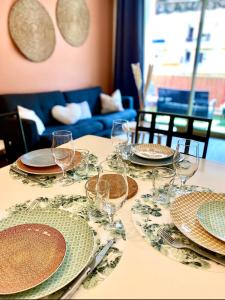 una mesa con platos y copas de vino. en Cosy Californie en Niza