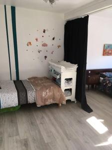 een slaapkamer met een bed en een muur met vlinders bij Maison cosy in Remicourt