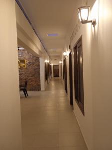 an empty hallway with a bench in a building at Hotel El Baquiano in San Juan de Arama