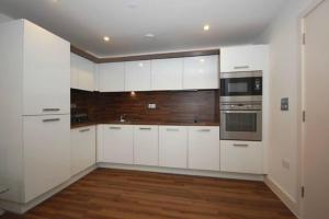 Kuchyň nebo kuchyňský kout v ubytování Lovely luxury 1-Bed Apartment in Wembley