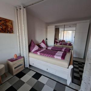 - une chambre avec un lit et un grand miroir dans l'établissement Ferienwohnung Berolina 116, à Dahme