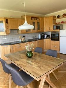 una cocina con una gran mesa de madera y sillas en Vila Mir - Apartment, en Begunje na Gorenjskem