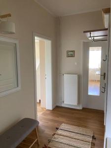 una habitación vacía con un pasillo con dos puertas y una alfombra en Vila Mir - Apartment, en Begunje na Gorenjskem