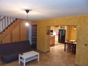 een woonkamer met een bank en een tafel bij maison en centre-ville aéroport in Roissy-en-France