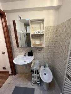 uma casa de banho com um lavatório, um WC e um espelho. em Casa Giulietta Sopravilla em Blevio