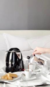 Eine Frau gießt Kaffee in eine Kaffeemaschine in der Unterkunft Serendipity in Neapel