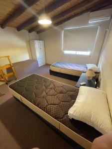 1 dormitorio con 2 camas en una habitación en Apartamentos La escondida en San Rafael