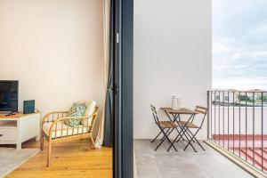Camera dotata di balcone con tavolo e sedie. di Republica I by Innkeeper a Porto