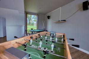 una stanza con tavolo da ping pong e tavolo di Crazy Villa Le Tertre 28 - Heated pool - Basket - 2h Paris - 44p a Courtalain