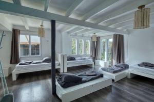 una camera con 3 letti di Crazy Villa Le Tertre 28 - Heated pool - Basket - 2h Paris - 44p a Courtalain Altre 46 foto