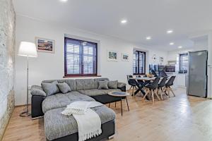 uma sala de estar com um sofá e uma mesa em Stella apartment em Korčula