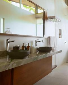 a bathroom with two sinks on a counter at Vista Celestial in Uvita
