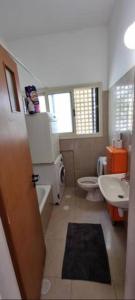 ein Badezimmer mit 2 WCs und einem Waschbecken in der Unterkunft 3 bedrooms with sea view balconey in Tel Aviv
