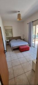 ein Schlafzimmer mit einem Bett und Fliesenboden in der Unterkunft 3 bedrooms with sea view balconey in Tel Aviv