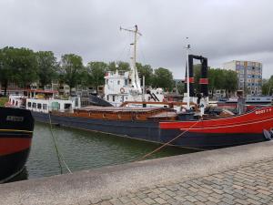 dos barcos están atracados en un muelle en el agua en Boathotel Rotterdam Seven, en Róterdam