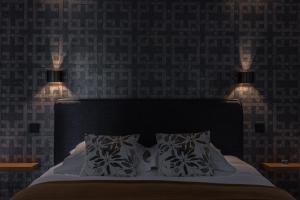 - une chambre avec un lit avec deux lampes et deux oreillers dans l'établissement Les Pantoufles dans le Pré, à Eppeldorf