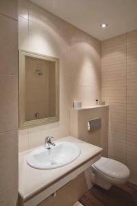 uma casa de banho com um lavatório e um WC em Famous House em Plovdiv