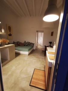 Habitación con cama y cocina con encimera. en masseria a libeccio, en Maruggio