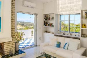 uma sala de estar com um sofá branco e uma janela em View Villas em Punta