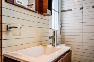 uma casa de banho com um lavatório e um espelho em View Villas em Punta