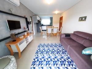 sala de estar con sofá y mesa en Apartamento Novo Norte da Ilha en Florianópolis