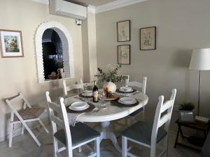 ミハスにあるTown House in Riviera, Mijasのダイニングルーム(白いテーブル、椅子付)
