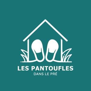 a real estate logo with a house and grass at Les Pantoufles dans le Pré in Eppeldorf