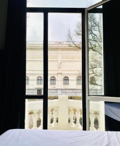 ventana del dormitorio con vistas a un edificio en Museum Suites, en Amberes