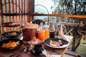 une table recouverte de assiettes de nourriture et de jus d'orange dans l'établissement Gailerhof Hotel B&B Superior, à Monguelfo-Tesid