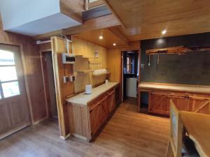 cocina con paredes de madera y suelo de madera en Avellanos de Trapen en Puerto Montt