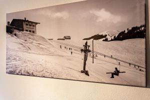 ein schwarz-weißes Foto einer Skipiste in der Unterkunft Bergwelt A2 in Niederau