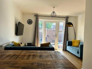 a living room with a couch and a tv at Beautiful 4-Bed House in Lincoln- close to Centre in Lincoln